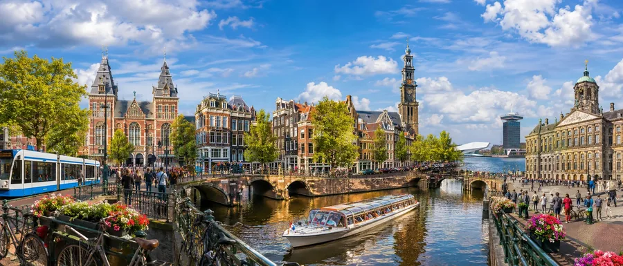 Amsterdamse grachten en partyboten