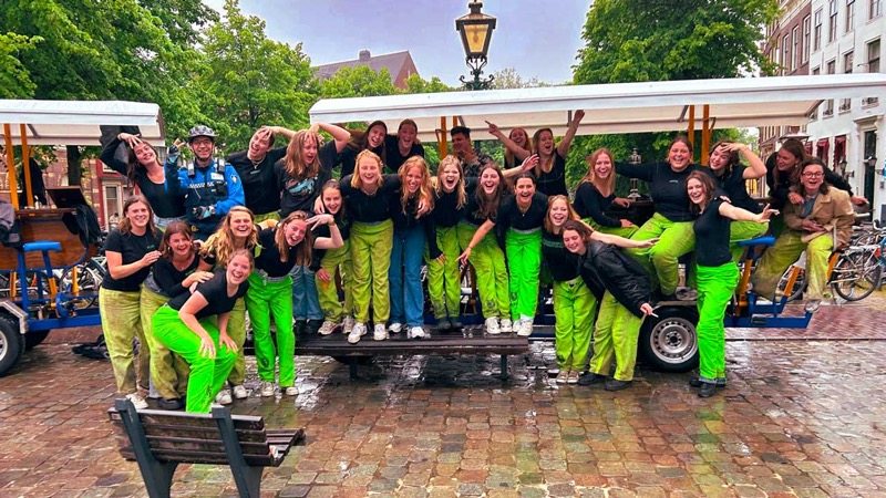 Groep op de partyfiets